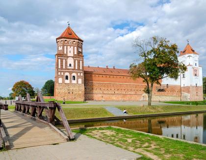 Brücke zum Schloss Mir