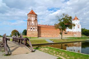 Brücke zum Schloss Mir