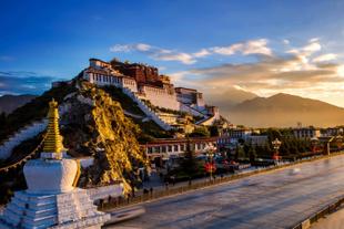 Blick auf den majestätischen Potala Palast in Lhasa 