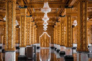 Innenraum des goldenen Tempels Prasat Thong Kham 
