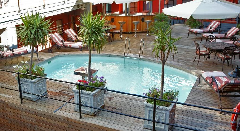 Dachterrasse mit Pool zum Entspannen