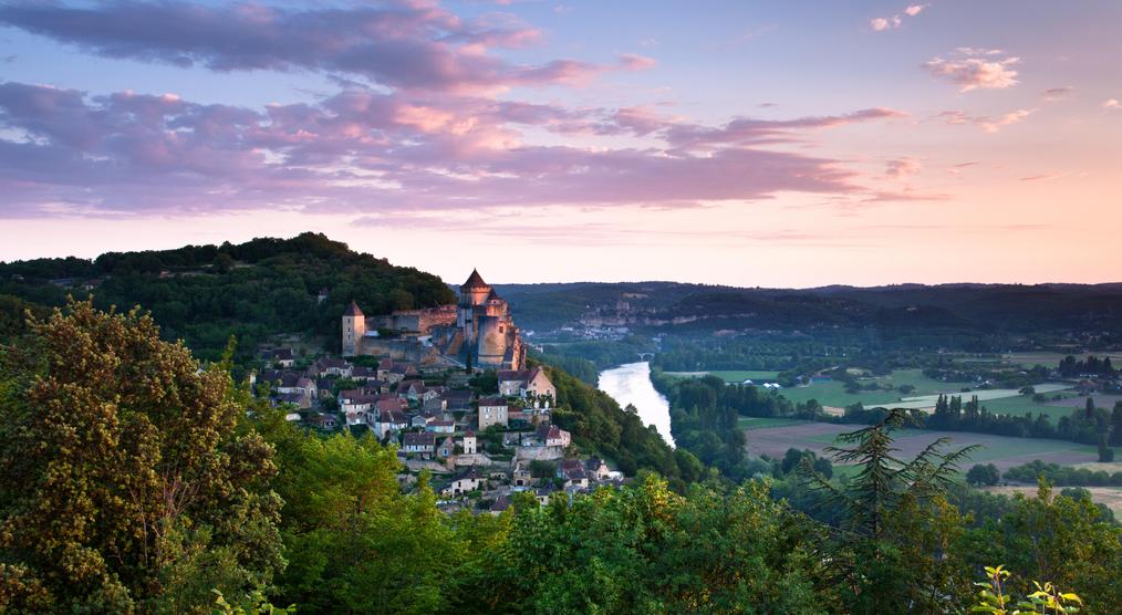 Chateau Castelnaud in Abenddämmerung 