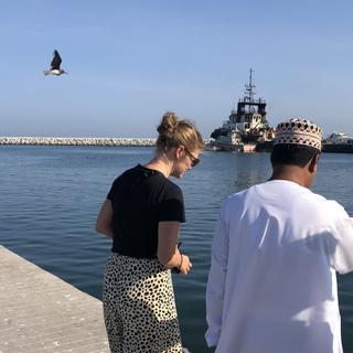 SKR-Reiseleitung mit Gast auf dem Fischmarkt