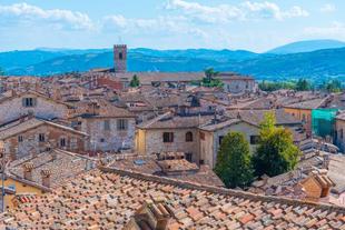 Ausblick vom Piazza Grande in Gubbio