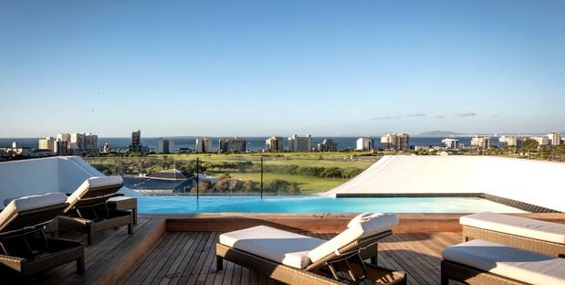 Liegen und Pool mit Ausblick