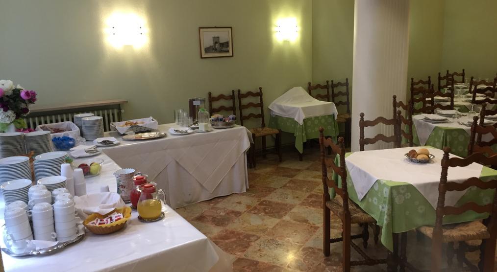 Speiseraum mit Frühstücksbuffet