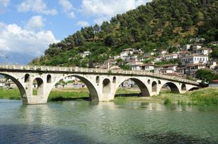Steinbrücke über Osum Fluss