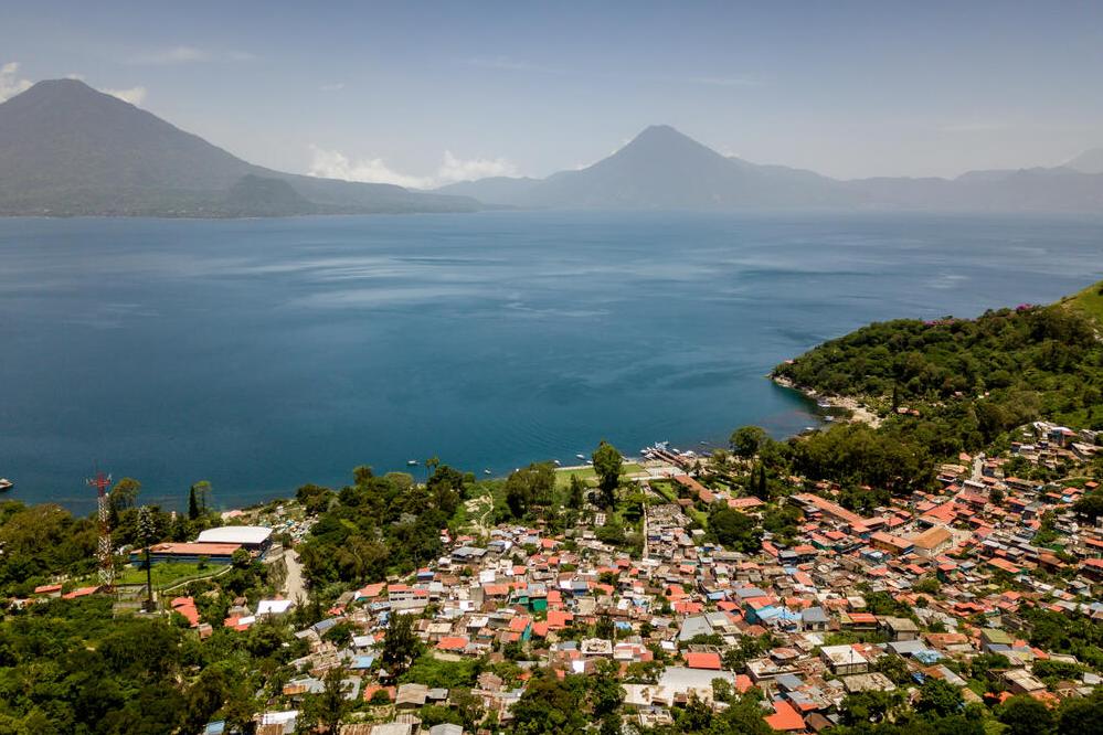 Atitlán-See mit der Stadt Santa Caterina Palopó
