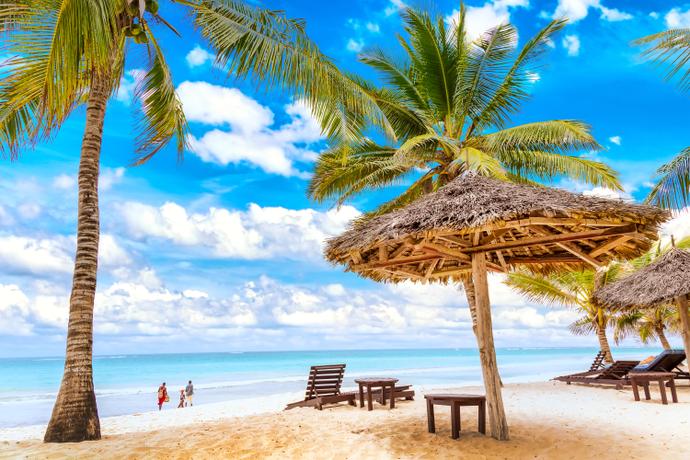 Liegestühle am Strand von Diani