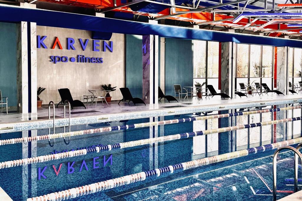 Schwimmbecken