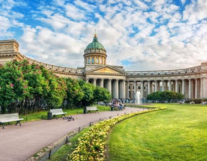 Blick auf Park und Sehenswürdigkeit Kasaner Kathedrale St Petersburg