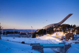 Holmenkollen Skisprungschanze im Winter
