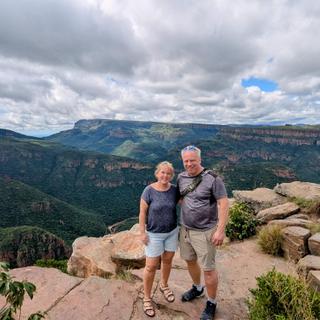 Zwei SKR-Gäste auf einem Berg in Südafrika