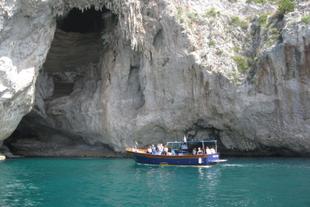 Boot vor einer Grotte in Capri