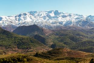 Panoramablick auf das Ourika-Tal des Hohen Atlasgebirges