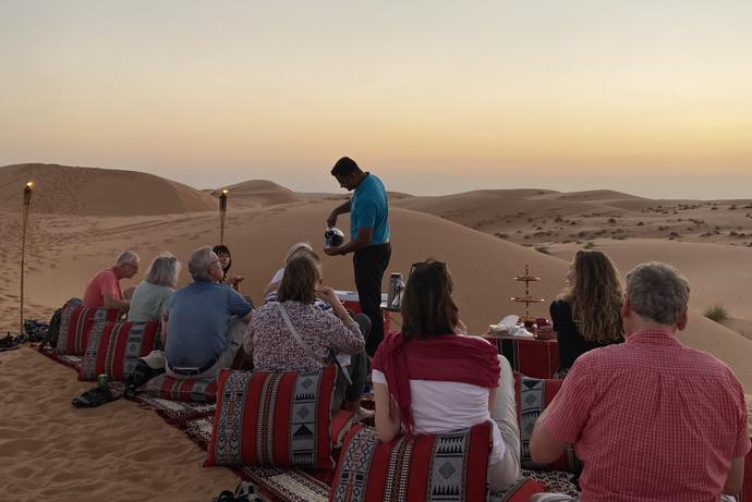 Eine SKR-Reisegruppe bei einer Teepause in der Wahiba-Wüste im Oman