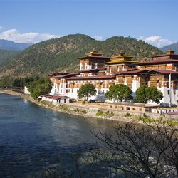 Bhutan mit Blick auf Kloster, beste Reisezeit