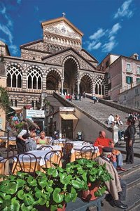 Platz mit Kirche, Neapel und Amalfiküste