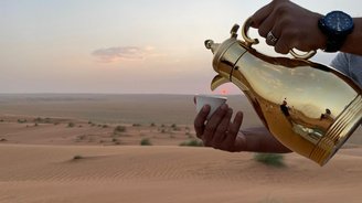 Goldene Kanne und Tasse vor dem Hintergrund der Wahiba Wüste im Oman