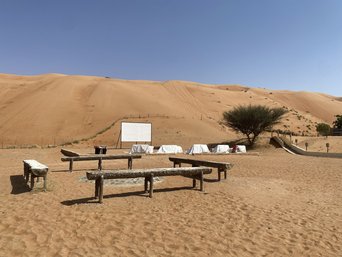 Ein Outdoor Kino mitten in der Wahiba Wüste
