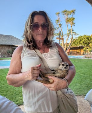 SKR Gast mit einem Erdmännchen 