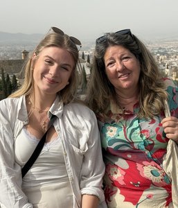 Mitarbeiterin Celine und Reiseleiterin Lola in Granada in Andalusien