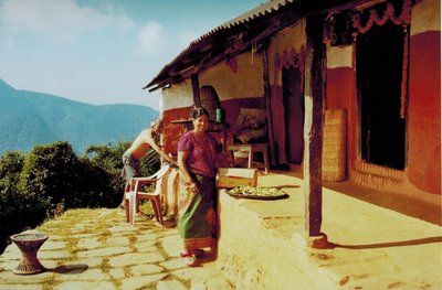 Nepalesin im Bergdorf Naudanda, Nepal