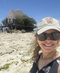 Selfie von SKR-Mitarbeiterin Anna auf Sansibar