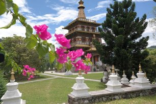 Tempel mit Blumen im Vordergrund
