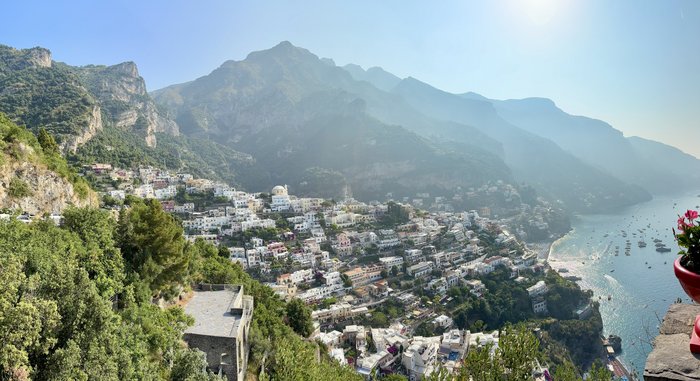 Der Blick auf Positano, das malerische Küstendorf an der Amalfi-Küste
