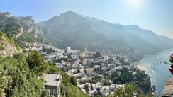 Der Blick auf Positano, das malerische Küstendorf an der Amalfi-Küste