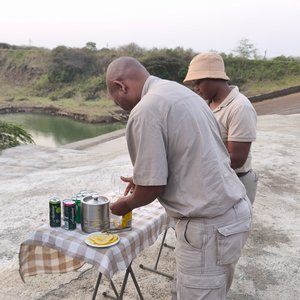 Sonnenuntergang am Hippo Pond mit Getränken in Südafrika