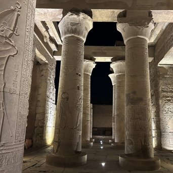 Säulen im Kom Ombo Tempel bei Nacht