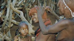 lachende Frauen eines Stammes in Äthiopien