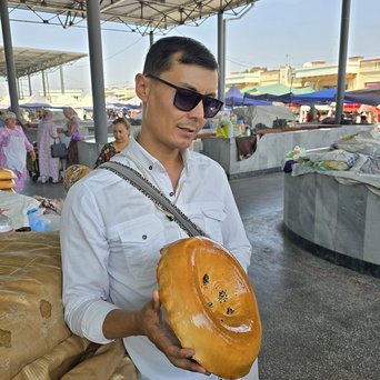 Ein Mann auf einem Markt in Usbekistan Ein Mann auf einem Markt in Usbekistan