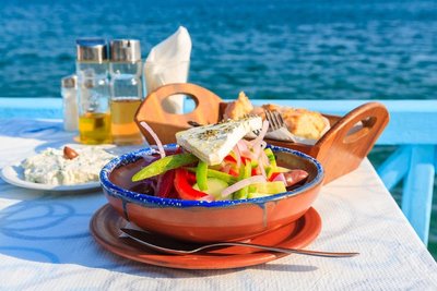 Samos Griechischer Salat auf Samos am Meer, Griechenland