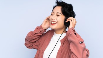 Asiatische Frau mit Kopfhörern