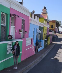 Mitarbeiterin vor dem bunten Viertel Kapstadts von Bo-Kaap in Südafrika