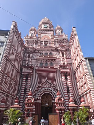 Blick auf die farbenprächtige Jami Ul-Alfar Moschee in Colombo