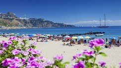 Blick von Giardini Naxos nach Taormina, Sizilien