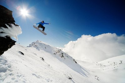Snowboarder in Schneebergen, Neuseeland