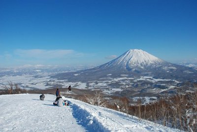 Wintersport mit Blick auf Vulkan Yotei in Niseko zur besten Reisezeit Japan