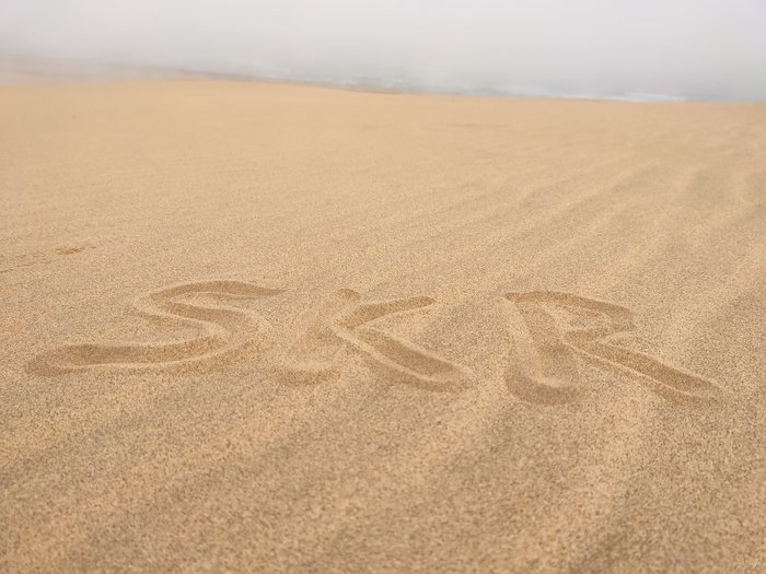 SKR in Sand geschrieben