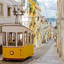 Lissabon Standseilbahn in einer Gasse von Lissabon, Portugal