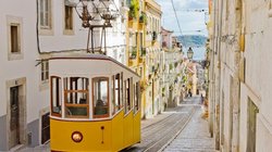 Lissabon Standseilbahn in einer Gasse von Lissabon, Portugal