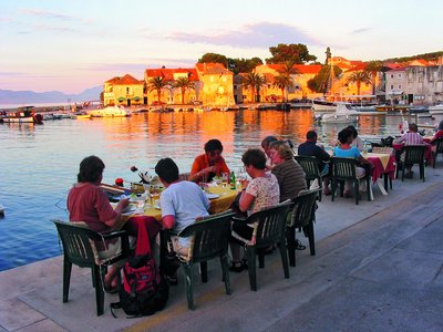 Restaurant am Hafen in Brac, Kroatien