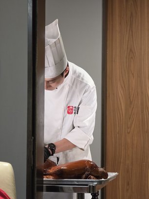 Die Pekingente wird vom Koch frisch zubereitet