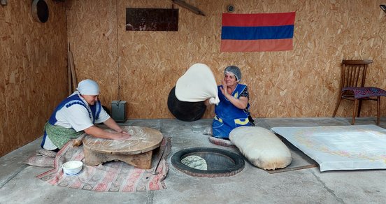 Damen backen traditionelles Lavash Brot in Armenien