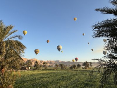 Heißluftballons über Theben-West