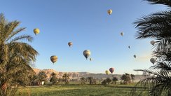 Heißluftballons über Theben-West